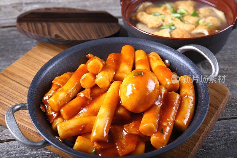 辛辣的Tteokbokki /韩国食物